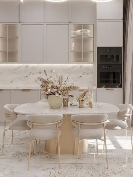 Zbliżenie na nogi Designerskiego Krzesła Julia – Złoto i Beż. Meble na zamówienie od Primavera Home.
