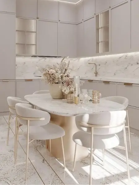 Krzesło Julia – Złoto i Beż w otoczeniu roślin. Ekspozycja w salonie z meblami od Primavera Home.