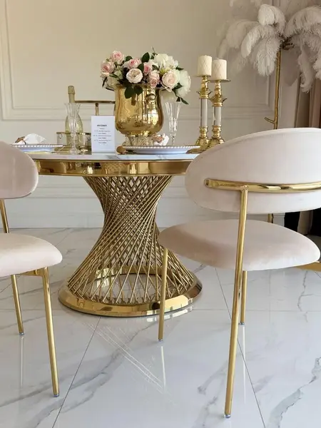 Widok z dołu Designerskiego Krzesła Julia – Złoto i Beż. Detal wykończenia z jakościowych materiałów od Primavera Home.