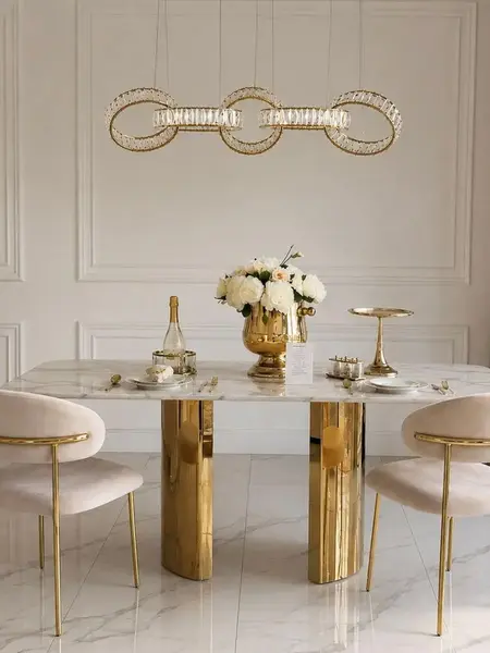 Designerskie Krzesło Julia – Złoto i Beż w ujęciu z przodu. Ekspozycja w salonie z meblami na zamówienie od Primavera Home.