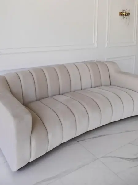 Sofa LONDON Beżowa z bliska, pokazująca plamoodporną tkaninę welwetową. Detail wykończenia od Primavera Home.