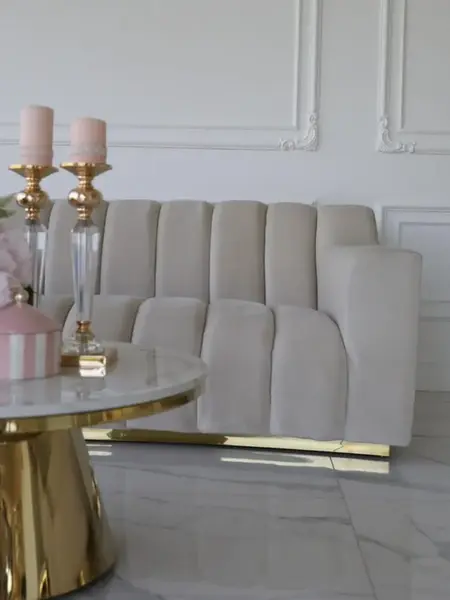 Detail sofy LONDON Beżowej z bliska, ukazującyawangardowy design. Meble na zamówienie od Primavera Home.