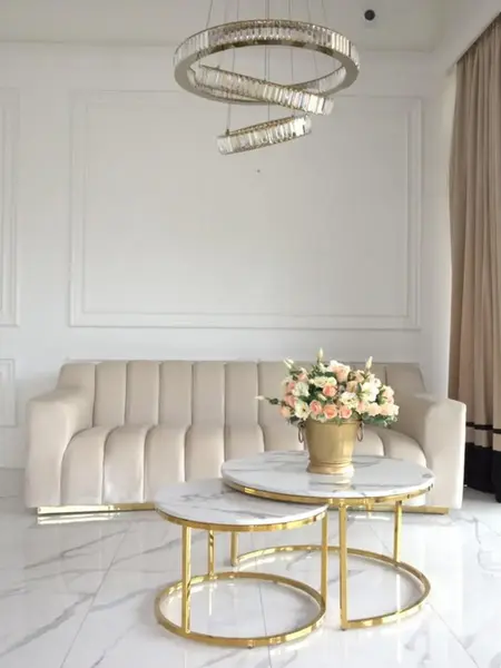 Sofa LONDON Beżowa z bliska, ukazująca szczegóły złotych nóg. Detal wykończenia od Primavera Home.
