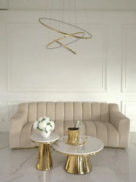 Sofa LONDON Beżowa z widokiem na komfortowe siedzisko. Aranżacja nowoczesnego wnętrza od Primavera Home.