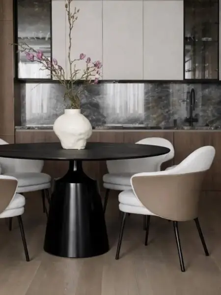 Ekskluzywne Krzesło Linea – Nowoczesne na Czarnych Nogach z widokiem tylnym, ukazujące minimalistyczny design od Primavera Home.