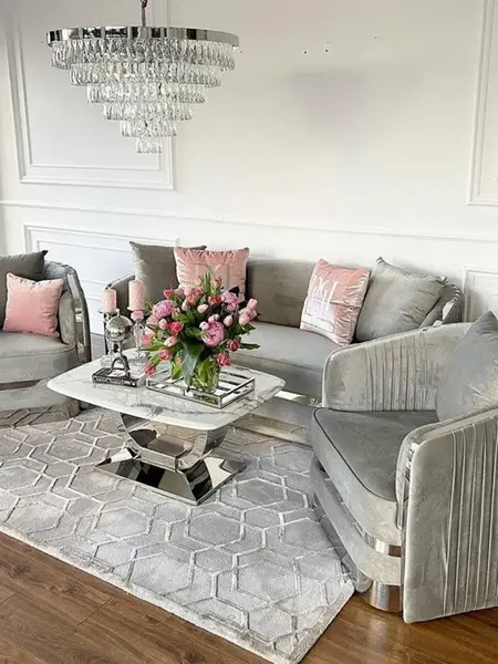 Widok sofy z tyłu, gdyż jej design prezentuje się równie stylowo. Aranżacja nowoczesnego wnętrza od Primavera Home.
