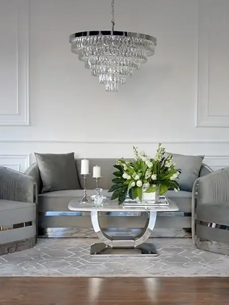 Widok z góry na sofę, ukazujący jej kształt i styl. Ekspozycja w salonie przez Primavera Home.