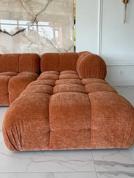 Stylizacja z kwiatami przy designerskim narożniku modułowym boucle NICEA w eleganckim wnętrzu. Primavera Home.