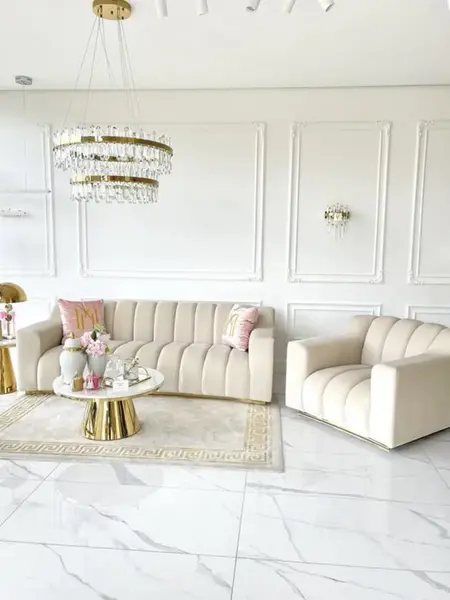 Fotel LONDON Beżowy w aranżacji nowoczesnego salonu. Ekspozycja w salonie od Primavera Home.