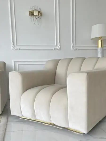 Fotel LONDON Beżowy w ujęciu z przodu. Ekspozycja w salonie od Primavera Home.
