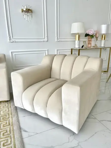 Fotel LONDON Beżowy w zbliżeniu na złotą stal galwanizowaną. Detal wykończenia od Primavera Home.