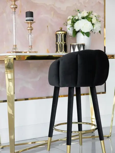 Hoker Glamour DIANA Czarny Złoty Tapicerowany w aranżacji nowoczesnego wnętrza. Ekspozycja w salonie od Primavera Home.