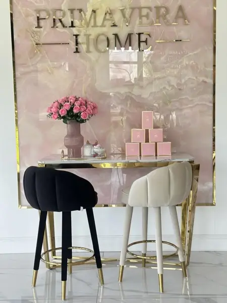 Hoker Glamour DIANA Czarny Złoty Tapicerowany w perspektywie. Detal wykończenia od Primavera Home.