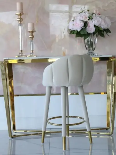 Zbliżenie na nogi hokera Glamour DIANA Beżowy Złoty. Detal wykończenia wysokiej jakości od Primavera Home.