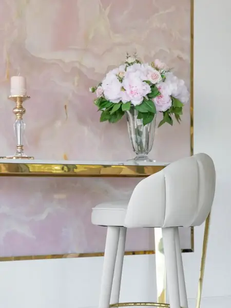 Hoker Glamour DIANA Beżowy Złoty w ujęciu pod kątem. Detal wykończenia w nowoczesnym stylu od Primavera Home.