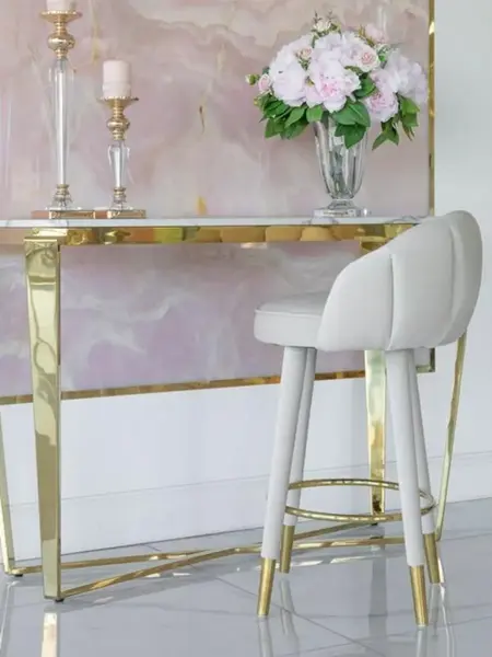 Hoker Glamour DIANA Beżowy Złoty w naturalnym oświetleniu. Przykład aranżacji nowoczesnego wnętrza od Primavera Home.