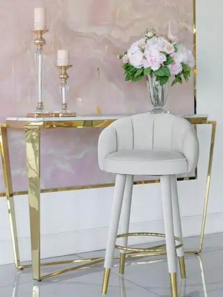 Zbliżenie na materiał welwetowy hokera Glamour DIANA Beżowy Złoty. Przykład aranżacji nowoczesnego wnętrza od Primavera Home.