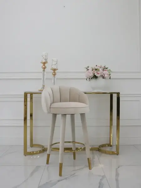 Hoker Glamour DIANA Beżowy Złoty w stylowej aranżacji w salonie. Meble na zamówienie od Primavera Home.