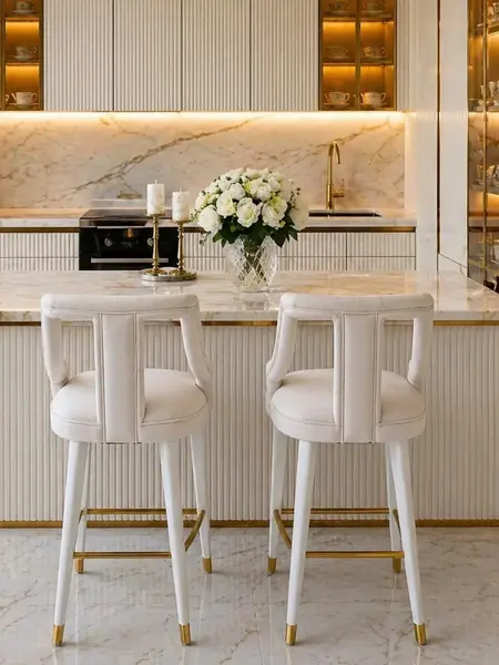 Hoker Glamour PALACE Beżowy Biały z bliska, ukazujący detal wykończenia. Aranżacja nowoczesnego wnętrza od Primavera Home.