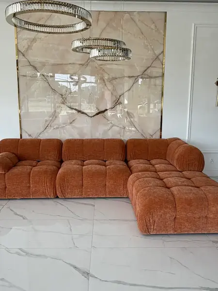 Aranżacja letnia z designerskim narożnikiem modułowym boucle NICEA w stylowym wystroju. Primavera Home.