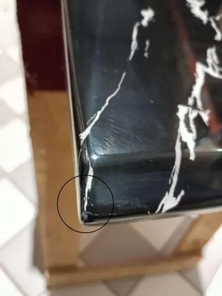 Konsola w stylu nowoczesnym glamour z białym marmurowym blatem srebrna ART DECO w aranżacji dużego pomieszczenia, prezentująca gładkie linie. Meble na zamówienie od Primavera Home.