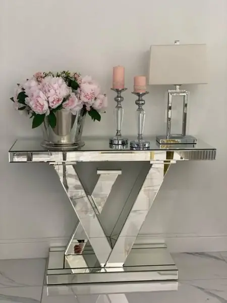 Konsola lustrzana galmour srebrna nowoczesna LV tworzy elegancki kącik w pomieszczeniu. Ekspozycja w salonie od Primavera Home.