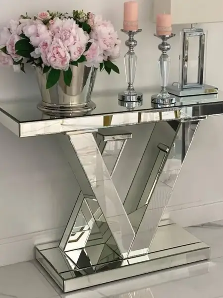 Perspektywa z daleka ukazująca Konsolę lustrzaną glamour srebrną nowoczesną LV w eleganckim otoczeniu. Aranżacja nowoczesnego wnętrza od Primavera Home.