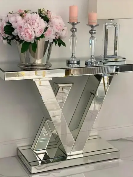 Konsola lustrzana galmour srebrna nowoczesna LV w otoczeniu innych mebli, podkreślająca styl eleganckiego wnętrza. Meble na zamówienie od Primavera Home.