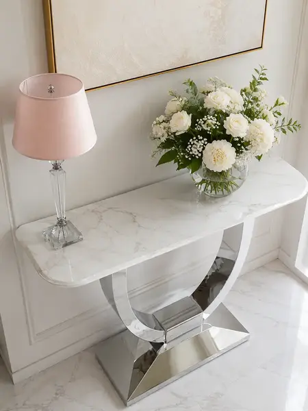 Zbliżenie na detal wykończenia konsoli w stylu nowoczesnym glamour z białym marmurowym blatem srebrna ART DECO. Ekskluzywne meble od Primavera Home.