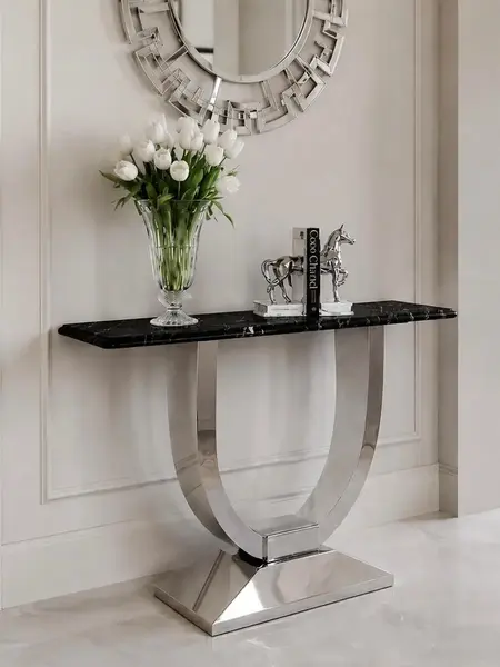 Konsola w stylu nowoczesnym glamour z białym marmurowym blatem srebrna ART DECO przedstawiona w perspektywie. Detal wykończenia w modernistycznym wnętrzu od Primavera Home.