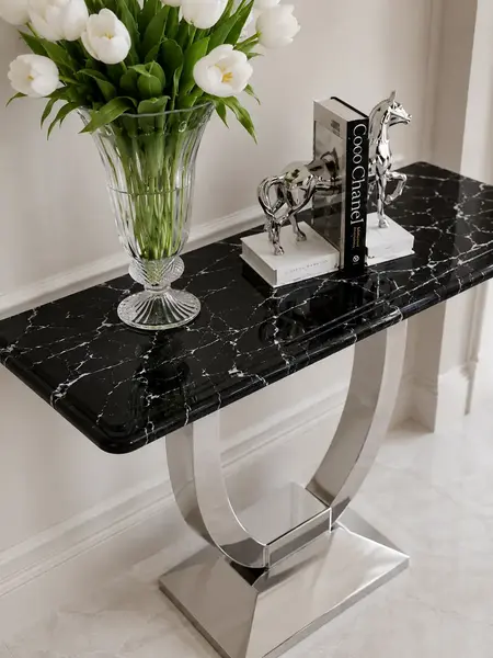 Konsola w stylu nowoczesnym glamour z białym marmurowym blatem srebrna ART DECO pokazana z profilu. Detal wykończenia w aranżacji nowoczesnego wnętrza od Primavera Home.