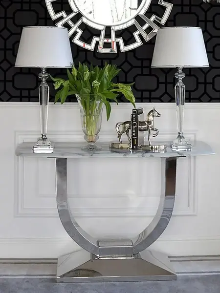 Detal materiału konsoli w stylu nowoczesnym glamour z białym marmurowym blatem srebrna ART DECO, pokazujący staranność wykonania. Ekskluzywne meble od Primavera Home.