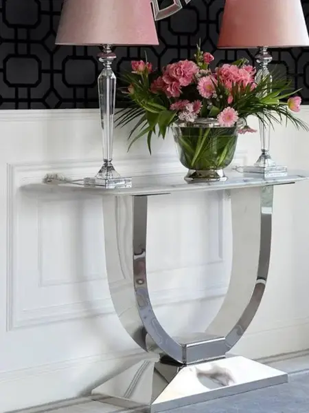 Konsola w stylu nowoczesnym glamour z białym marmurowym blatem srebrna ART DECO wyeksponowana w eleganckim showroomie. Oświetlenie na zamówienie od Primavera Home.