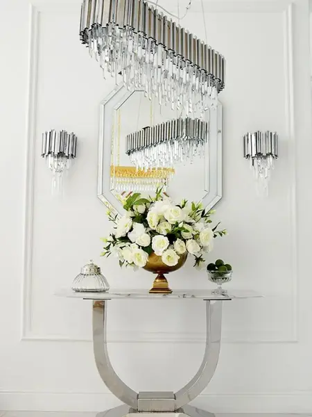 Widok 3D na konsolę w stylu nowoczesnym glamour z białym marmurowym blatem srebrna ART DECO, ukazujący jej nowoczesny charakter. Oświetlenie na zamówienie od Primavera Home.
