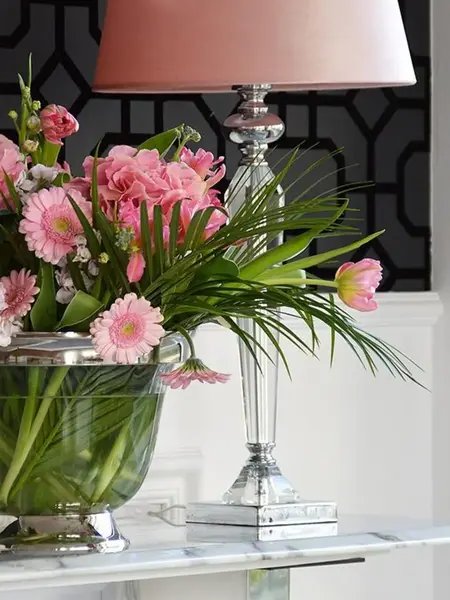 Widok na konsolę w stylu nowoczesnym glamour z białym marmurowym blatem srebrna ART DECO na ścieżce do domu. Oświetlenie na zamówienie od Primavera Home.