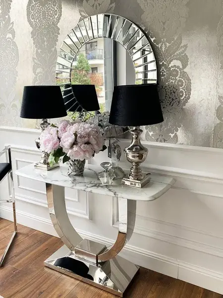 Zbliżenie na nogi konsoli w stylu nowoczesnym glamour z białym marmurowym blatem srebrna ART DECO, podkreślające jej stabilność i styl. Meble na zamówienie od Primavera Home.