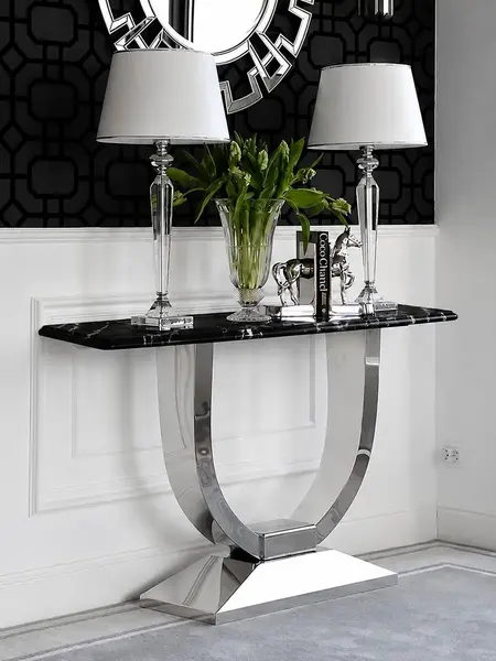 Konsola w stylu nowoczesnym glamour z białym marmurowym blatem srebrna ART DECO w ujęciu z przodu. Ekspozycja w salonie od Primavera Home.