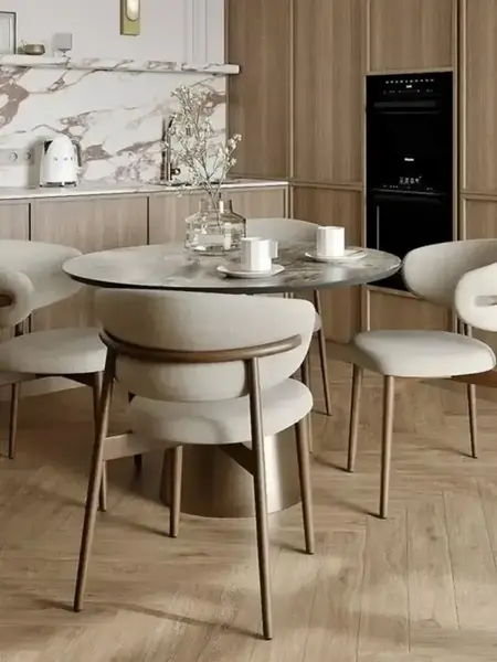Designerskie Krzesło Drewniane Olivia – Nowoczesne w aranżacji na tle natury. Ekspozycja w salonie od Primavera Home.