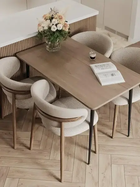 Designerskie Krzesło Drewniane Olivia – Nowoczesne w ekspozycji w otoczeniu roślin. Meble na zamówienie od Primavera Home.