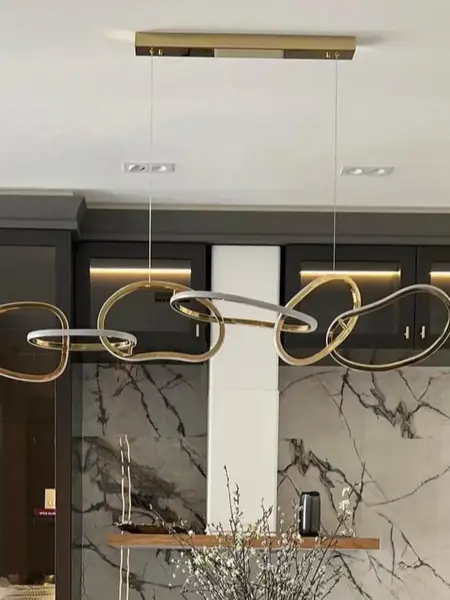 Cały zestaw oświetleniowy w eleganckim wnętrzu. Lampa na zamówienie od Primavera Home.