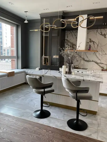 Widok lampy z poziomu podłogi, ukazujący jej nowoczesny styl. Ekspozycja w salonie od Primavera Home.