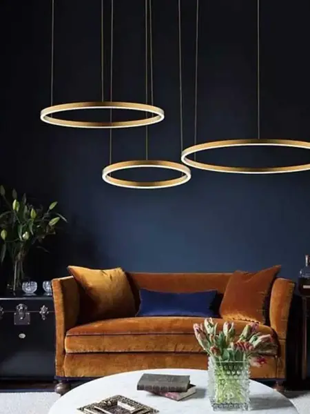 Aranżacja lampy glamour led okrągłej z połyskiem ring regulowana na stole w nowoczesnym wnętrzu. Ekspozycja w salonie od Primavera Home.