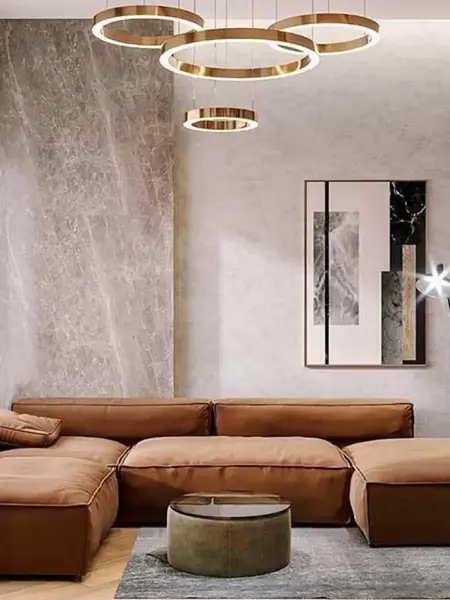 Perspektywiczny widok lampy glamour led okrągłej z połyskiem ring regulowana w loftowym wnętrzu. Ekspozycja w salonie od Primavera Home.