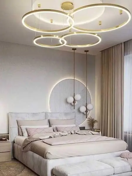 Lampa glamour led okrągła z połyskiem ring regulowana w pobliżu okna. Aranżacja nowoczesnego wnętrza od Primavera Home.