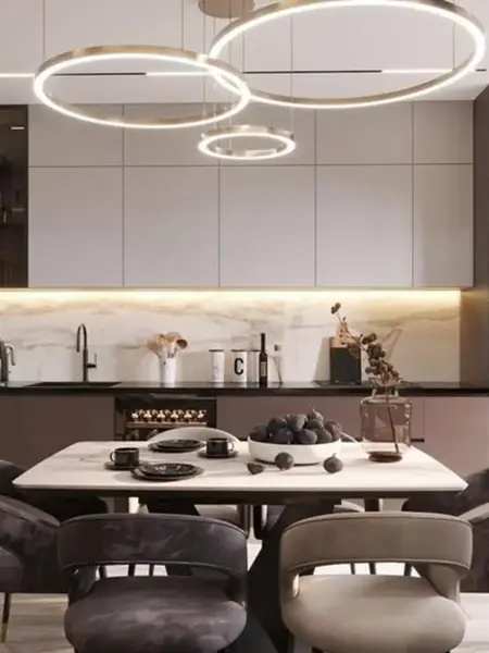 Zbliżenie na neutralne światło lampy glamour led okrągłej z połyskiem ring regulowana. Meble na zamówienie od Primavera Home.