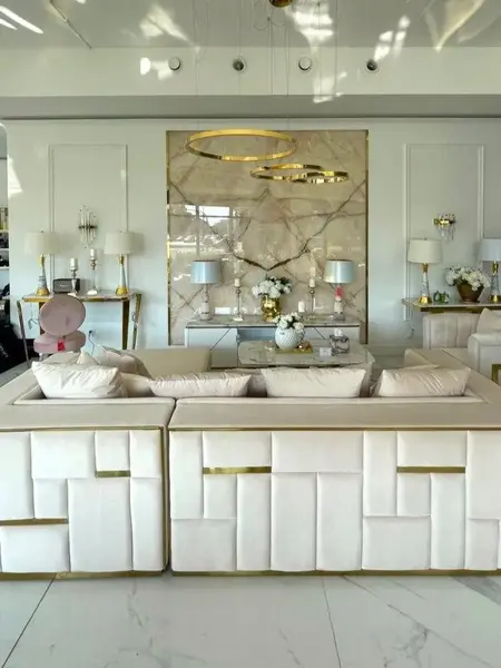 Zbliżenie na detale wykończenia lampy glamour led okrągłej z połyskiem ring regulowana, nowoczesna, loft do salonu złota GALASSIA od Primavera Home.