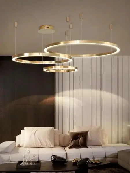 Lampa glamour led okrągła z połyskiem ring regulowana w galerii sztuki. Ekspozycja w salonie od Primavera Home.