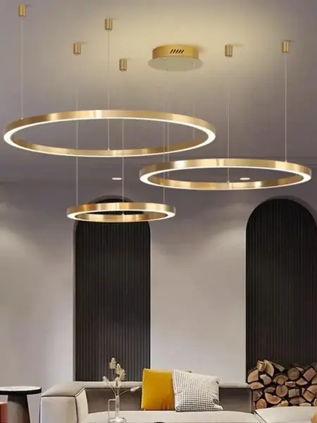 Lampa glamour led okrągła z połyskiem ring regulowana, nowoczesna, loft do salonu złota GALASSIA w ujęciu z przodu. Oświetlenie na zamówienie od Primavera Home.