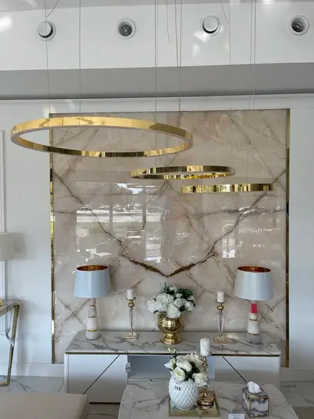 Zbliżenie na złoty kolor lampy glamour led okrągłej z połyskiem ring regulowana, nowoczesna, loft do salonu GALASSIA. Meble na zamówienie od Primavera Home.