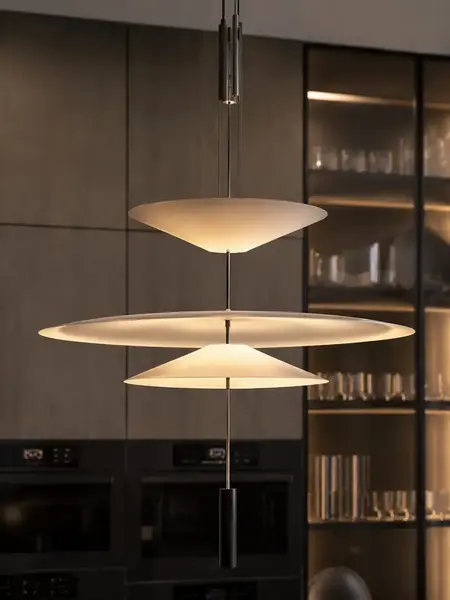 Designerska lampa wisząca Plater Czarna Nowoczesna Premium w czarnym wnętrzu, proponowana przez Primavera Home.